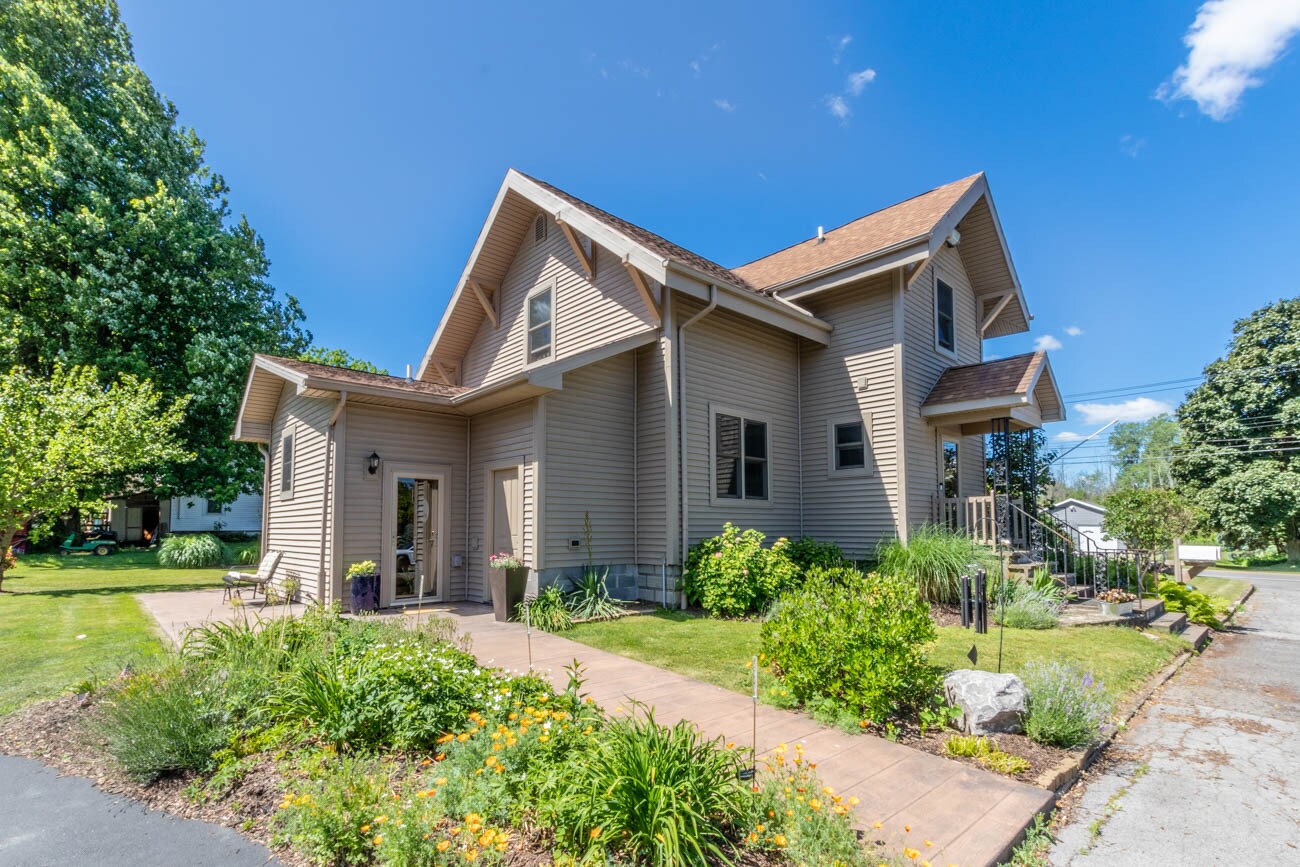 5035 Salt Rd, Clarence, NY 14031