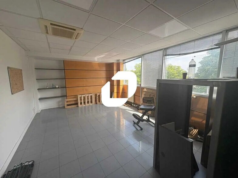 Office in Chatou for lease - Interior Photo - Image 2 of 4