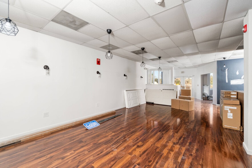 1051 Farmington Ave, Farmington, CT for lease - Interior Photo - Image 3 of 32