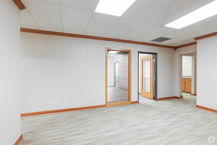 3000 S Berry Rd, Norman, OK for lease - Interior Photo - Image 2 of 20