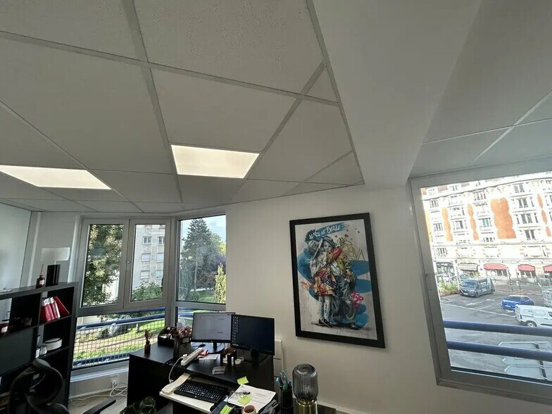 Office in La Madeleine for lease - Interior Photo - Image 3 of 7