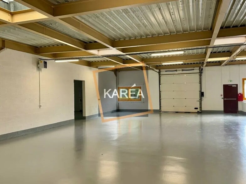 Flex in Croissy-Beaubourg for lease - Interior Photo - Image 3 of 5