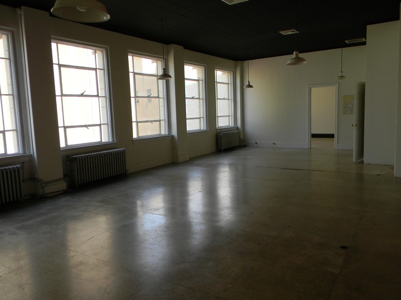 819 Lee St, Charleston, WV for lease - Interior Photo - Image 3 of 3