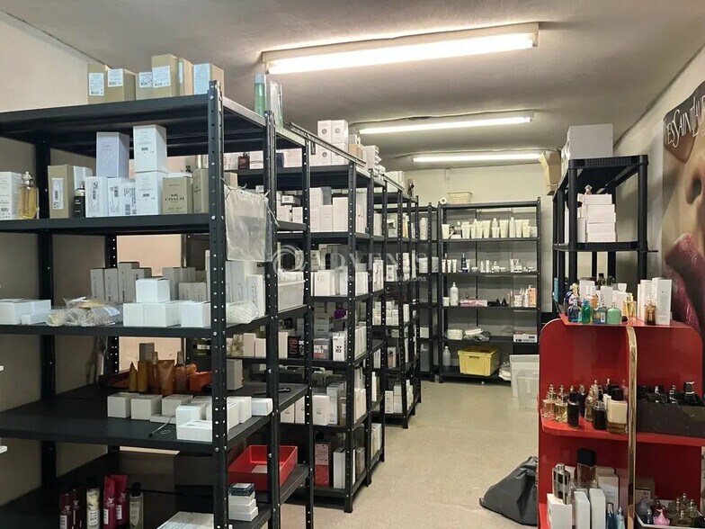 Retail in Bourges for lease - Interior Photo - Image 2 of 3