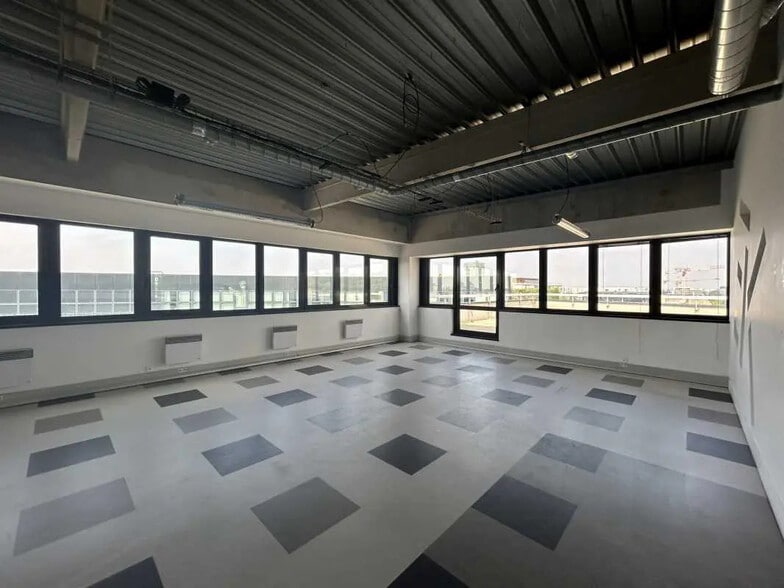 Flex in Pantin for lease - Building Photo - Image 3 of 6