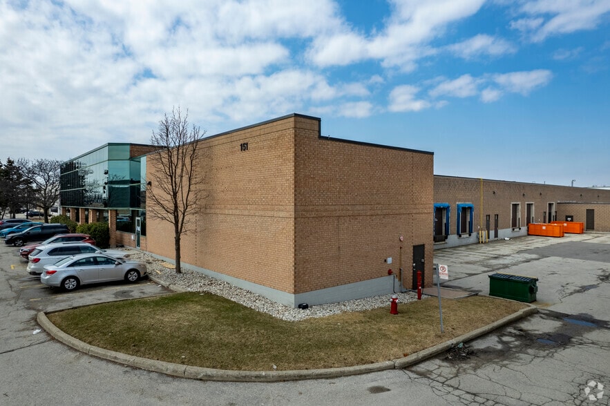 151 Superior Blvd, Mississauga, ON for lease - Building Photo - Image 2 of 7