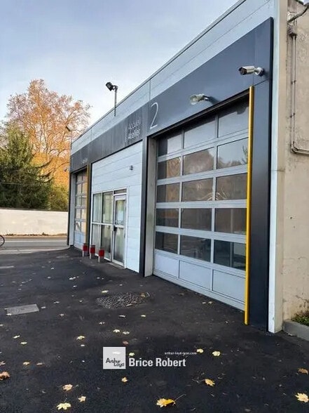Retail in Sainte-Foy-lès-Lyon for lease - Building Photo - Image 3 of 6