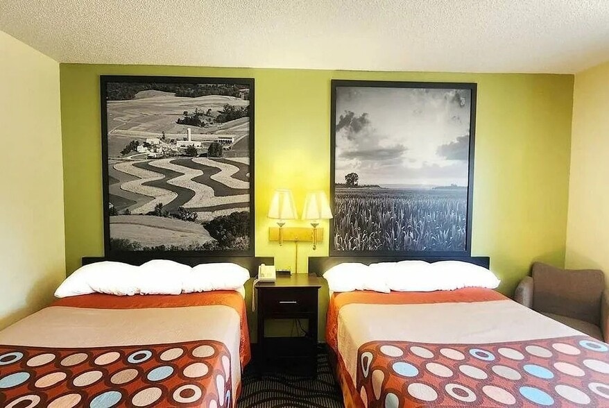 1635 South 12th Ave West, Newton, IA for sale - Interior Photo - Image 3 of 13