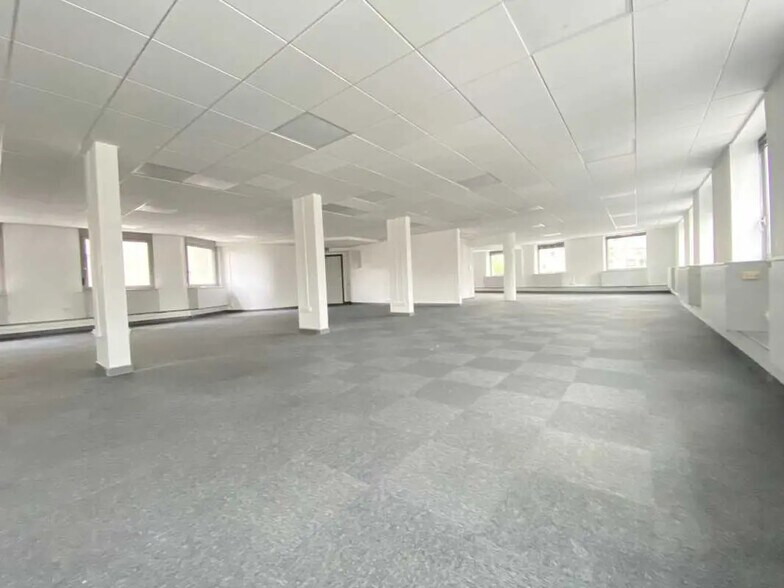 Office in Lyon for lease - Building Photo - Image 3 of 13