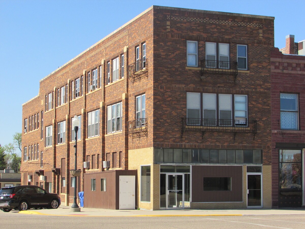 114 E Main St, Pipestone, MN 56164