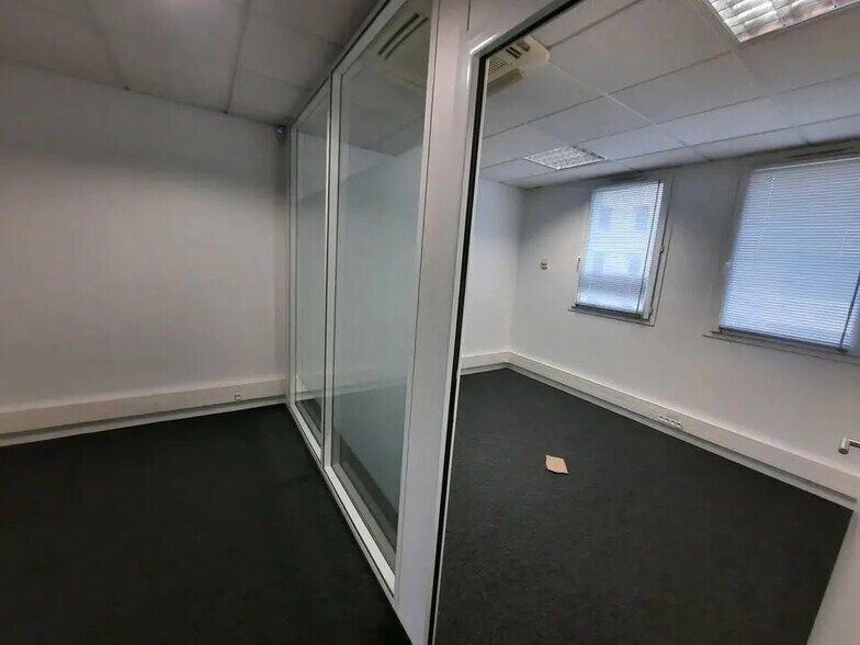 Office in Rouen for lease - Building Photo - Image 3 of 11