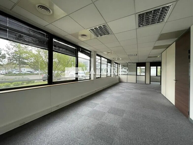 Office in Saint-Priest for lease - Building Photo - Image 3 of 15