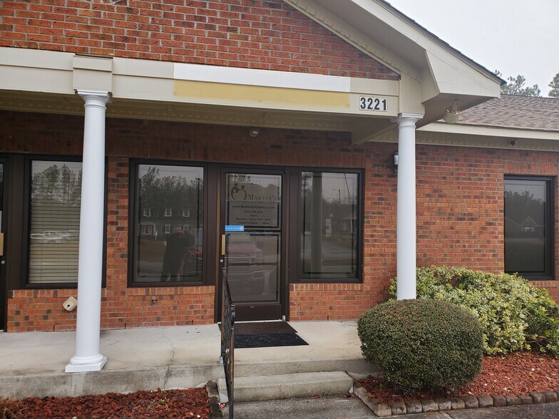 32153233 Henderson Dr, Jacksonville, NC 28546