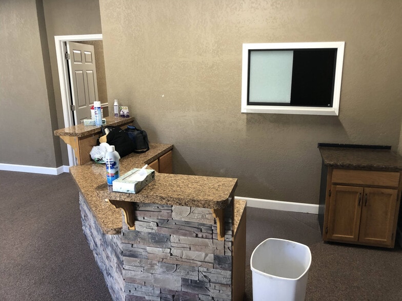 2016 N Westwood Blvd, Poplar Bluff, MO for sale - Interior Photo - Image 3 of 30