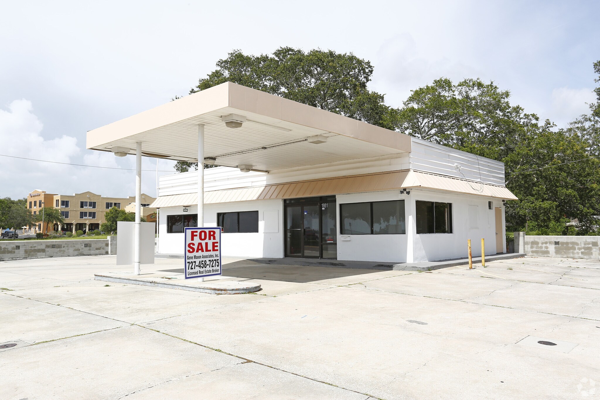 1901 Edgewater Dr, Clearwater, FL for sale Primary Photo- Image 1 of 1