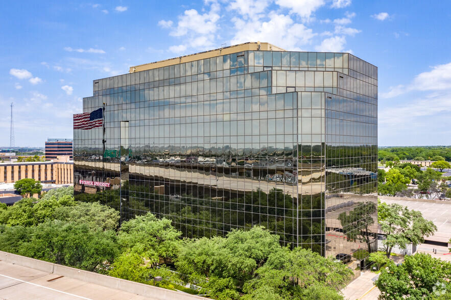 2711 Lyndon B Johnson Fwy, Dallas, TX for lease - Building Photo - Image 3 of 21