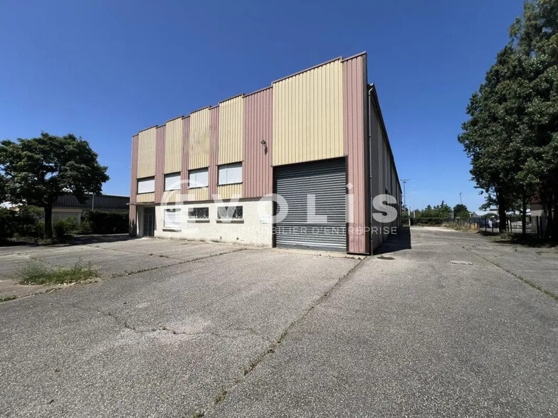 Office in Chassieu for lease - Building Photo - Image 2 of 24