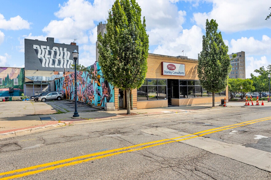 132 W Cortland Ave, Jackson, MI for lease - Building Photo - Image 2 of 10