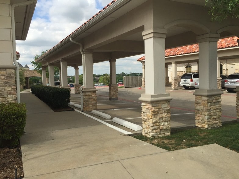 1813 Golden Trail Ct, Carrollton, TX for lease - Building Photo - Image 3 of 5