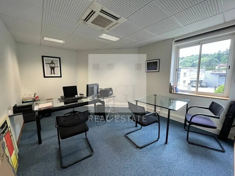 Office in Domarin for lease - Interior Photo - Image 2 of 11