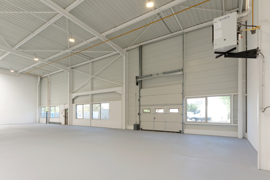 Flex in Le Blanc-Mesnil for lease - Interior Photo - Image 2 of 3