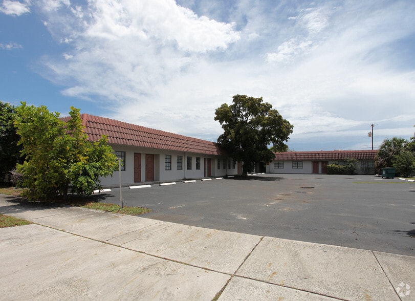 1446 NW Boca Raton Blvd, Boca Raton, FL for lease - Primary Photo - Image 1 of 4