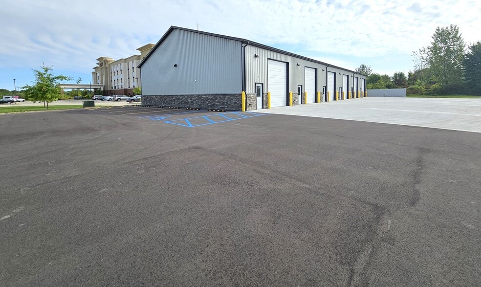 3921 Traxler Ct, Bay City, MI for lease - Building Photo - Image 2 of 8