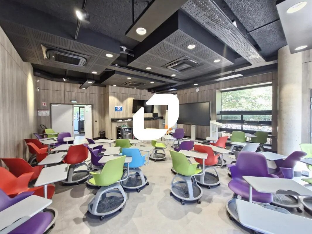 Office in Montévrain for lease Interior Photo- Image 1 of 15