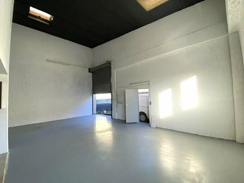 Industrial in Saint-André-de-la-Roche for lease - Interior Photo - Image 3 of 5