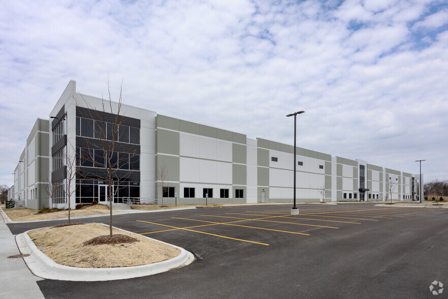 150 Sellstrom Dr, Palatine, IL for lease - Building Photo - Image 1 of 8