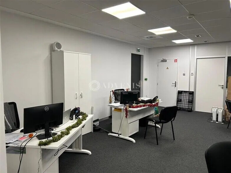 Office in Tours for lease - Interior Photo - Image 1 of 5