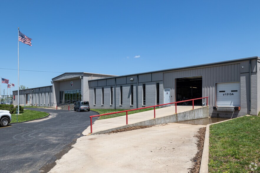 1315 N 13th St, Rogers, AR for sale - Primary Photo - Image 1 of 1