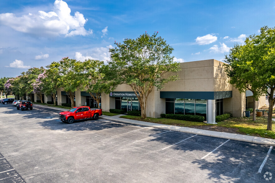 1077 Central Pky S, San Antonio, TX for lease - Building Photo - Image 1 of 8