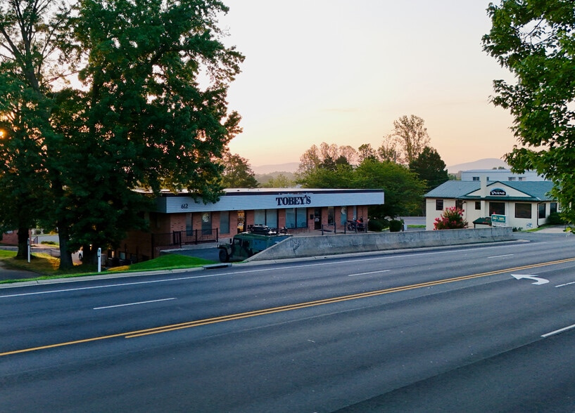 612 Rio Rd W, Charlottesville, VA for lease - Primary Photo - Image 2 of 8