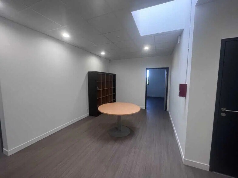 Flex in Pessac for lease - Interior Photo - Image 2 of 4