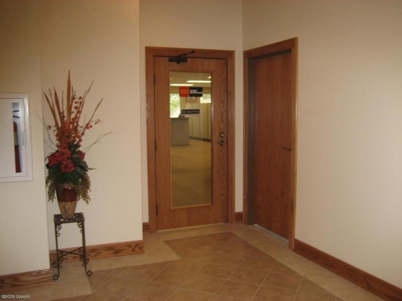 324 Broadway St, Alexandria, MN for lease - Interior Photo - Image 2 of 6