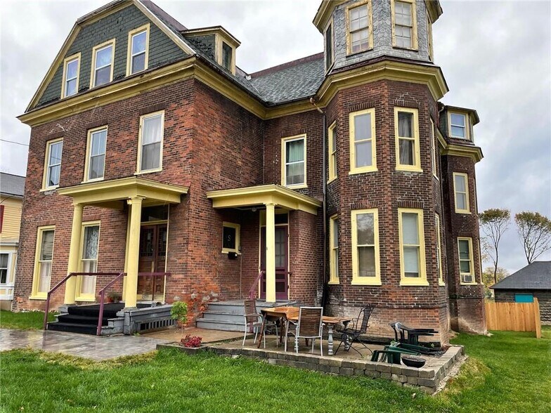 17 Genesee Park Plz, Geneva, NY for sale - Primary Photo - Image 1 of 1