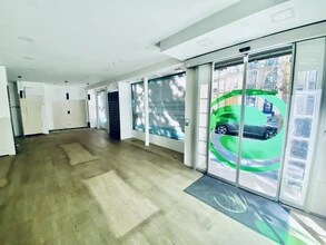 Retail in Paris for lease Interior Photo- Image 1 of 5