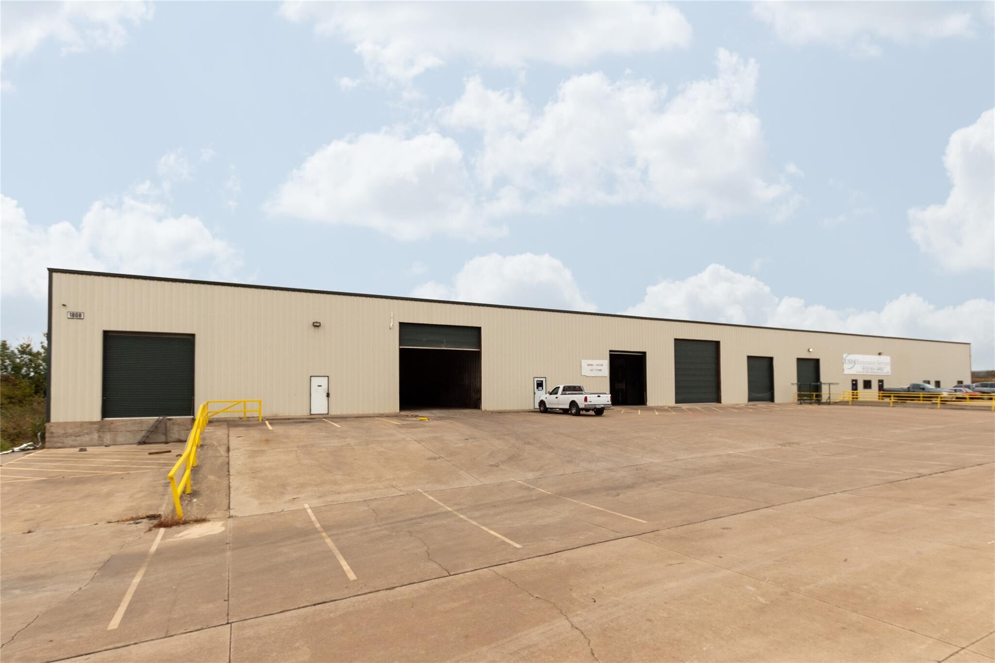 1748 N Main St, Cleburne, TX for lease Interior Photo- Image 1 of 2