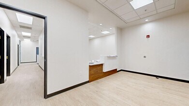 870 Seven Hills Dr, Henderson, NV for lease Building Photo- Image 2 of 7