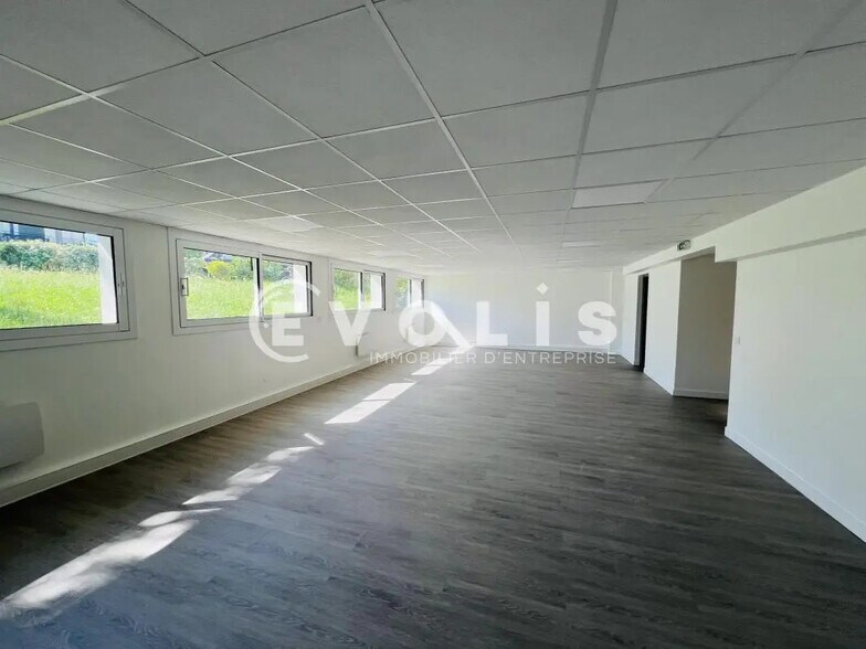 Office in Maisons-Alfort for lease - Interior Photo - Image 2 of 11