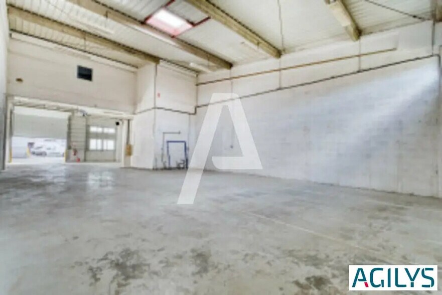 Flex in Vitry-sur-Seine for lease - Interior Photo - Image 1 of 7