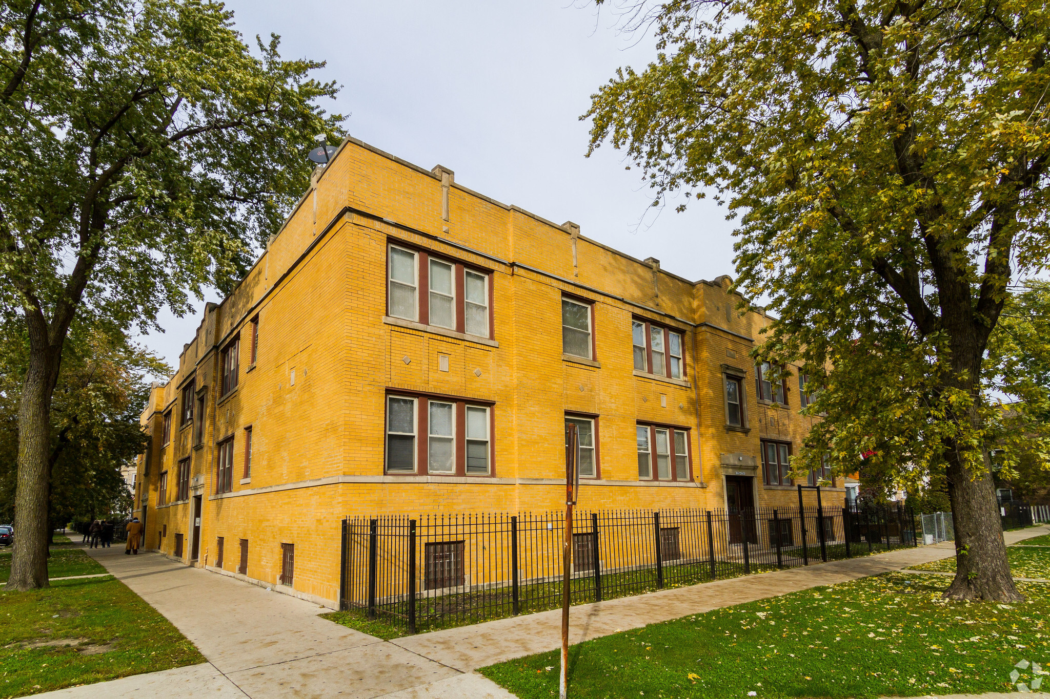 3752 W Huron St, Chicago, IL for sale Primary Photo- Image 1 of 30