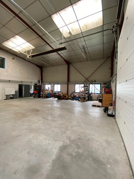 Flex in Chassieu for lease - Interior Photo - Image 2 of 5