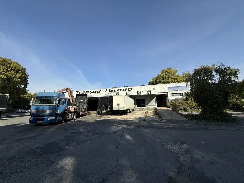 Office in Villeneuve-la-Garenne for lease - Building Photo - Image 1 of 11