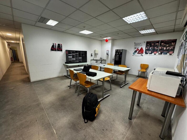 Industrial in Gradignan for lease - Interior Photo - Image 2 of 6
