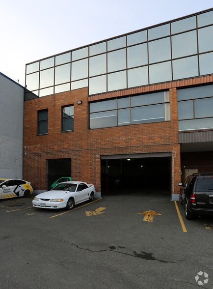 3045 Douglas St, Victoria, BC for lease - Building Photo - Image 3 of 4