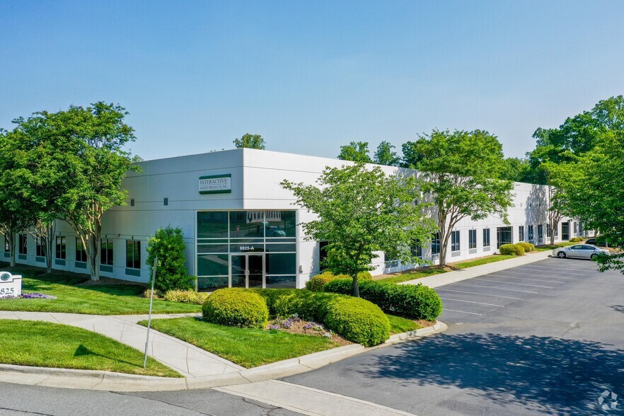 9825 Northcross Center Ct, Huntersville, NC for lease - Building Photo - Image 1 of 4