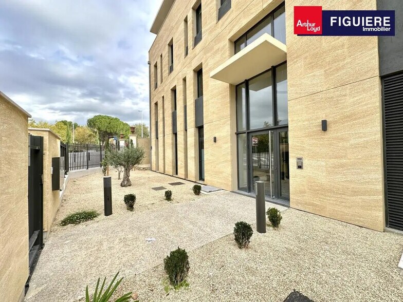 8 Chemin Des Floralies, Aix-en-Provence for sale - Building Photo - Image 2 of 8