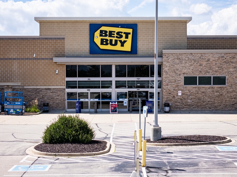 700 N Edwards Blvd, Lake Geneva, WI for sale - Building Photo - Image 2 of 8